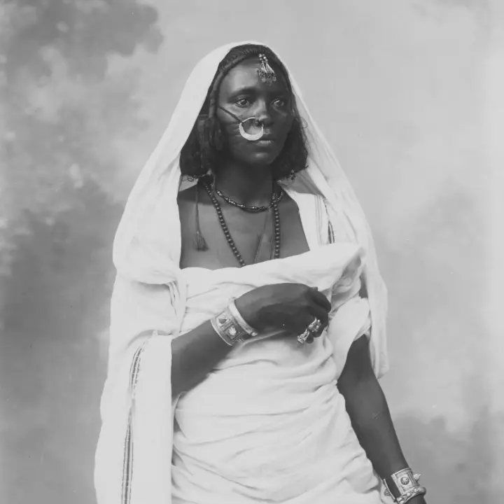 Foto en blanc i negre d'una dona africana.